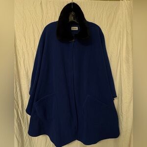 LeModa fleece cape with pockets in faux fur neck line. Queen size 2X/3X